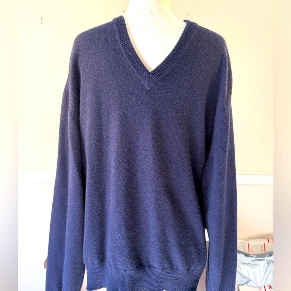 Clan Douglas (Nordstrom) Classic Cashmere V-Neck, XL, Blue. Made in Scotland.